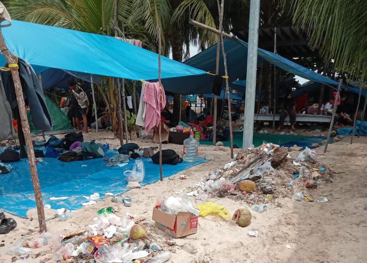 Pulau Beras Basah dipenuhi sampah dan terpal biru, Wali Kota Bontang pastikan penataan segera dilakukan. (Nasrullah/Bontang Post)