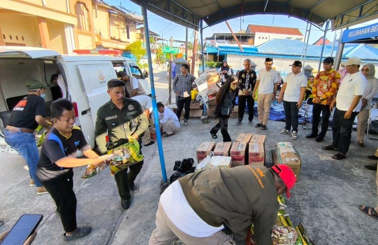 Pengurus DPC Gerindra Bontang  menyerahkan bantuan kepada korban kebakaran di Berebas Tengah, Kamis (26/3/2026).