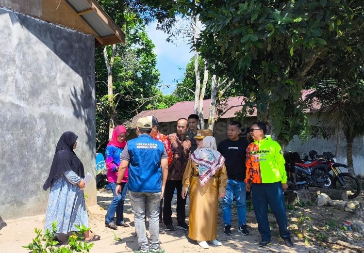 Wali Kota Bontang Neni Moerniaeni saat meninjau rumah RTLH di Bontang Lestari dan menemukan kasus anak putus sekolah. (Dwi Kurniawan Nugroho/Bontang Post)