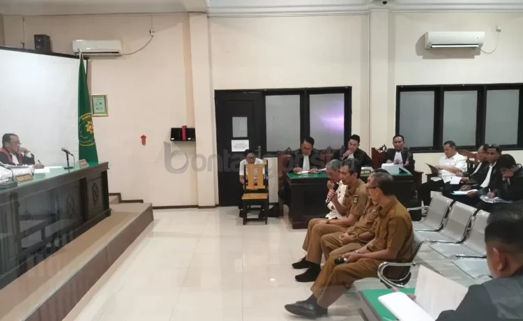 Empat saksi dari jajaran Pemprov Kaltim, memberikan keterangan di hadapan majelis hakim Pengadilan Tipikor Samarinda, Senin (30/3). (BAYU/KP)