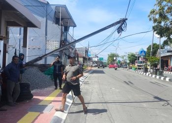 Tiang Listrik Roboh Terseret Kontainer, Lalu Lintas di Tanjung Laut Bontang Sempat Lumpuh