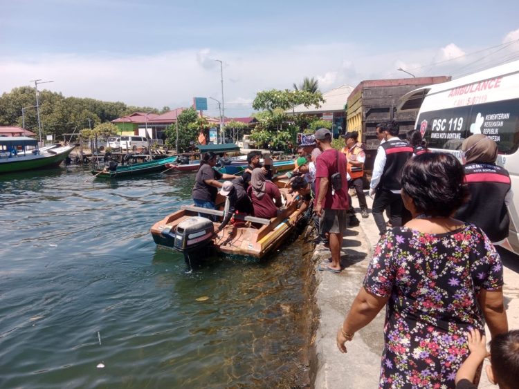 Korban bocah tenggelam saat dievakuasi ke pelabuhan Tanjung Laut Indah untuk selanjutnya dibawa menggunakan ambulans ke rumah sakit terdekat.