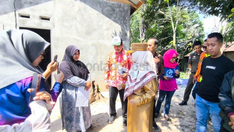 Wali Kota Bontang, Neni Moerniaeni, saat meninjau program RTLH di wilayah Bontang Lestari. (Dwi Kurniawan Nugroho/Bontang Post)