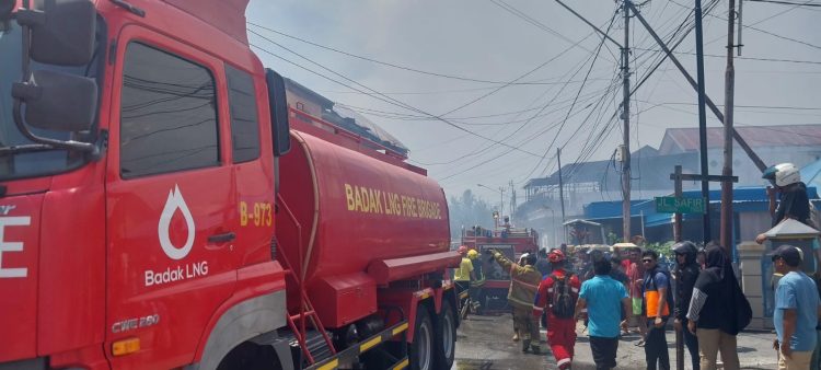 Badak LNG bergerak cepat bantu pemadaman kebakaran Berebas Tengah dan salurkan bantuan makanan bagi korban selama masa tanggap darurat tiga hari.