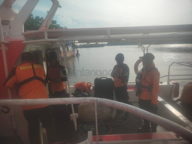 Pencarian nelayan yang hilang kontak di laut oleh tim SAR.