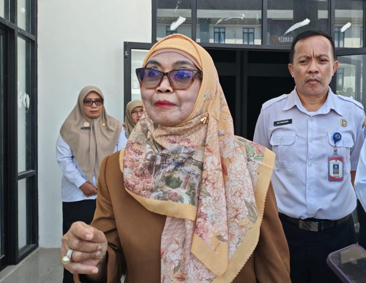 Wali Kota Bontang, Neni Moerniaeni, saat diwawancarai di sela-sela sidak ke salah satu kantor dinas.