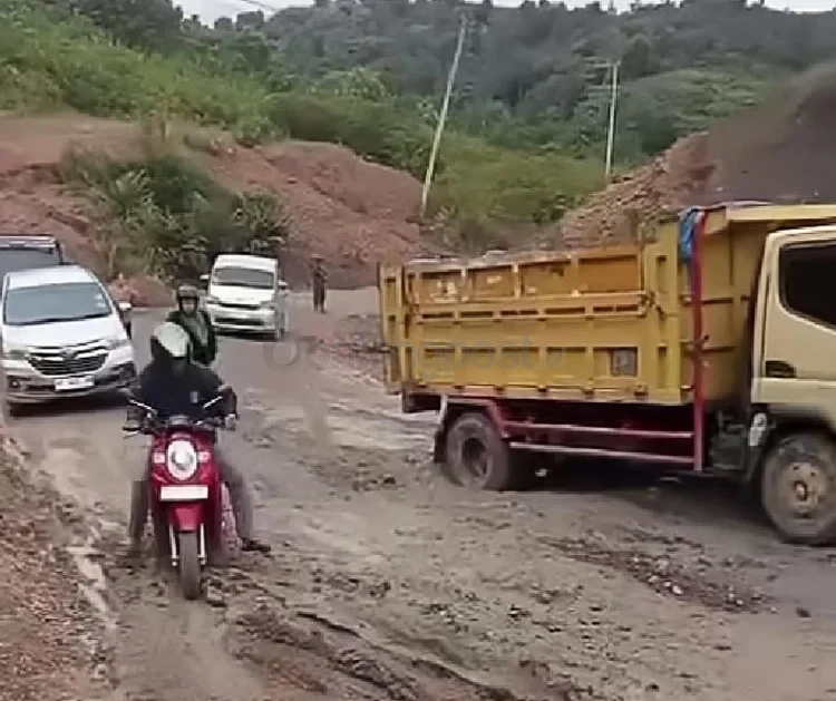 Tangkapan layar ;video kondisi Jalan Poros Sangatta&ndash;Rantau Pulung yang rusak parah. (IST)