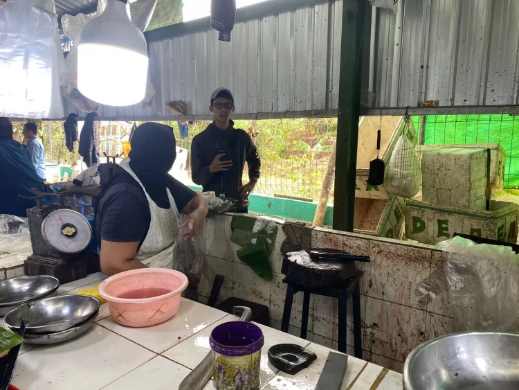 Area jualan pedagang ikan di Pasar Taman Citra Mas Loktuan terhalang oleh pembatas lapak dengan saluran pembuangan. (ADHIEL KUNDHARA/KP)