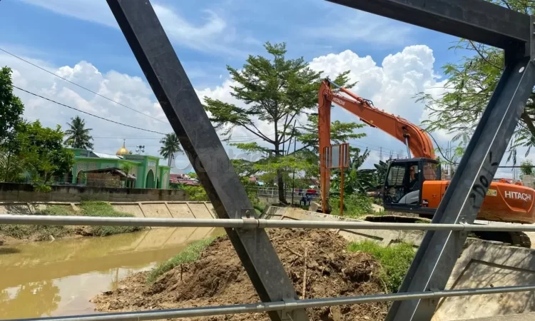 Ekskavator disiagakan untuk normalisasi sungai. (FOTO ADIEL KUNDHARA/KP)