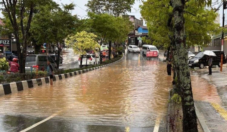 Genangan air di depan Era Fresh saat hujan deras mengguyur Kota Bontang.