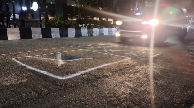 Warga memberi tanda silang menggunakan pilox pada jalan amblas di Jalan Brigjen Katamso, Gunung Telihan, sebagai peringatan bagi pengendara. (Dwi Kurniawan Nugroho/Bontang Post)