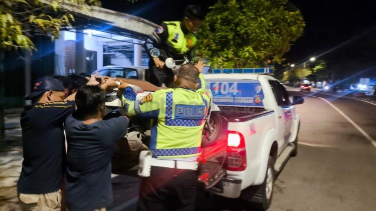 Petugas Satlantas Polres Bontang mengamankan sepeda motor Honda Stylo putih milik korban. (Dwi Kurniawan Nugroho/Bontang Post)