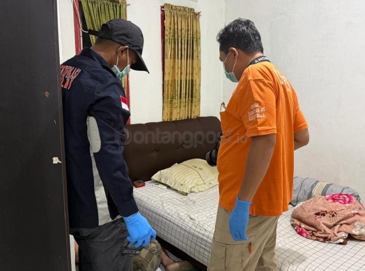 Korban AB (47) saat ditemukan meninggal dunia di kamar kosnya di kawasan Perum BSD, Kelurahan Gunung Elai, Bontang Utara.