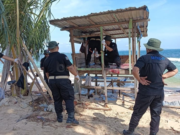Pembongkaran gazebo milik warga di Pulau Beras Basah oleh tim gabungan saat penataan kawasan wisata.