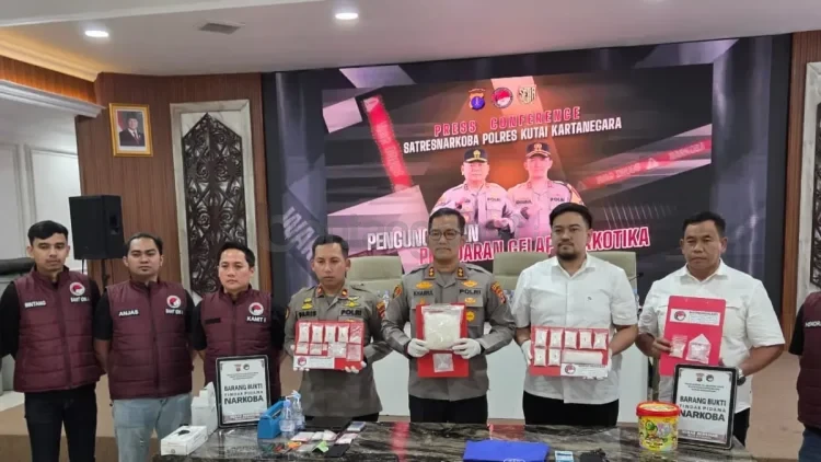 Kapolres Kukar, AKBP Khairul Basyar, didampingi Wakapolres Kompol Izdiharuddin Faris Raharja Putra, menunjukkan barang bukti sabu seberat 1,5 kilogram hasil tangkapan di wilayah Loa Janan. Pengungkapan ini diperkirakan menyelamatkan 15.000 jiwa dari bahaya penyalahgunaan narkotika di Kutai Kartanegara. (RIFQI/KP)