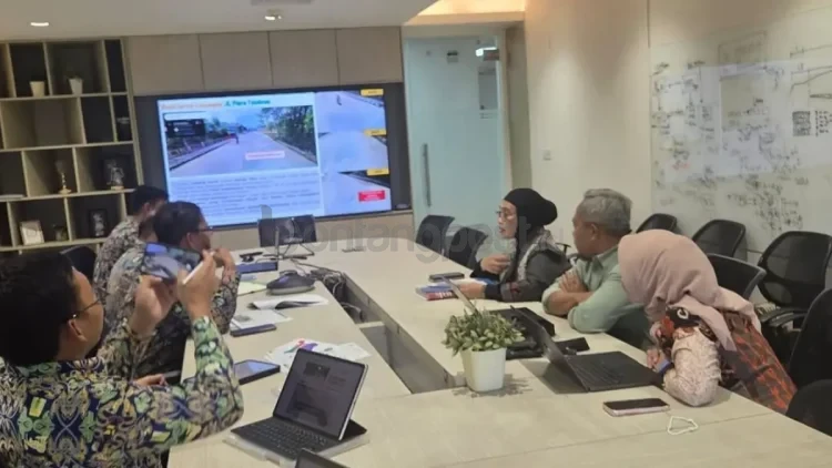 Wali Kota Bontang Neni Moerniaeni meminta langkah Kementerian PU terkait penanganan banjir rob di Bontang Kuala. FOTO: ADIEL KUNDHARA/KP