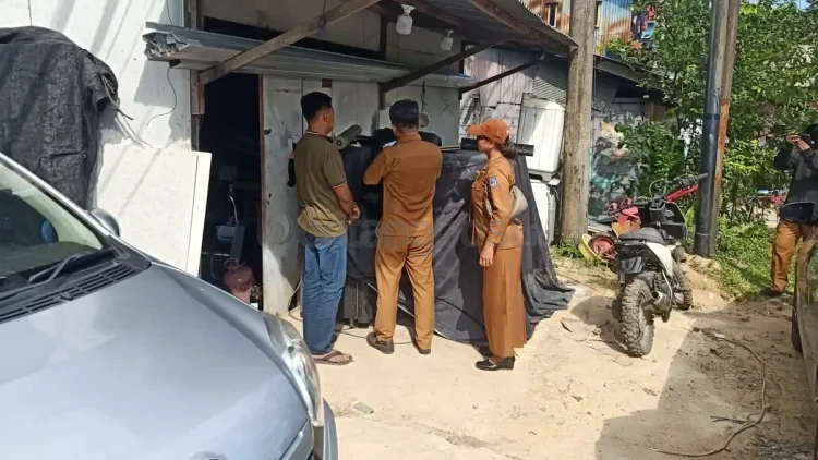 Salah satu bangunan di turunan RSUD Taman Husada dibongkar karena tidak memiliki IMB. (ADIEL KUNDHARA/KP)