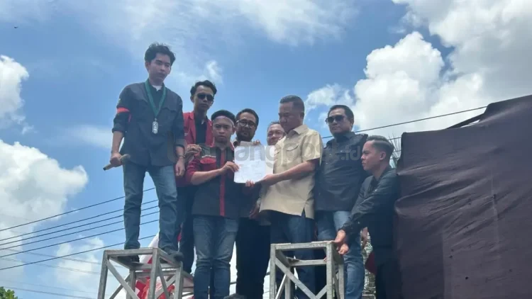 Wakil ketua DPRD Kaltim, Ekti Imanuel saat menyerahkan pakta penandatanganan kesiapan menjalankan hak eksklusif pengawasan dewan.