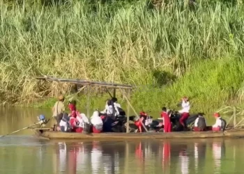 Puluhan Tahun Menanti Jembatan, Warga Busang-Kutim Bertaruh Nyawa Seberangi Sungai