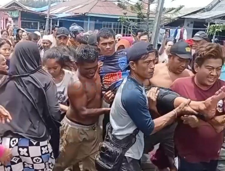 Saharuddin, nelayan asal Berbas Pantai, dievakuasi warga usai ditemukan selamat setelah sempat hilang kontak selama beberapa hari. Saat ini ia menjalani perawatan di RSUD Taman Husada.