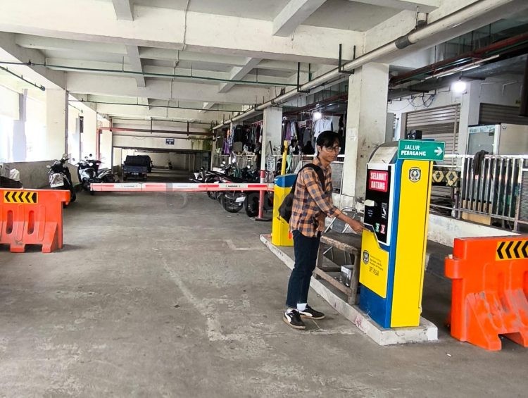 Sistem pintu palang parkir otomatis (karcis) di Pasar Taman Rawa Indah mendukung uji coba pembayaran nontunai.