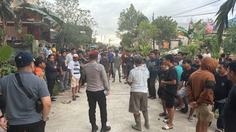 Polisi mengamankan 18 sepeda motor yang ditinggalkan saat penertiban dugaan sabung ayam di Jalan Pontianak 4, Bontang Barat.