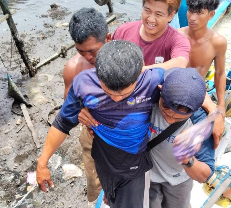 Saharuddin, nelayan asal Berbas Pantai, dievakuasi warga usai ditemukan selamat setelah sempat hilang kontak selama beberapa hari. Saat ini ia menjalani perawatan di RSUD Taman Husada.