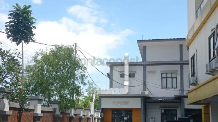 Gedung Labkesda yang berlokasi di Gang Pencak Silat 5, Kelurahan Api-Api, Bontang. Bangunan ini tidak akan dibongkar total, melainkan direnovasi bagian dalamnya untuk terintegrasi dengan pengembangan RS Taman Sehat. (ADIEL KUNDHARA/KP)