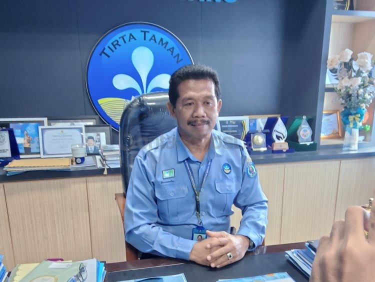 Saat Dirut PDAM Bontang, Suramin, ditemui di kantornya. (Dwi Kurniawan Nugroho/Bontang Post)