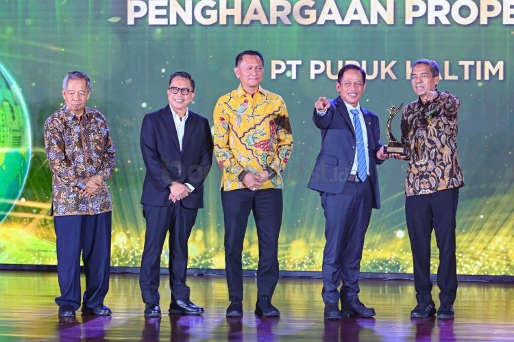 Direktur Utama Pupuk Kaltim, Gusrizal, menerima PROPER Emas ke-9 dari Menteri Lingkungan Hidup, Hanif Faisol Nurofiq, sebagai pengakuan atas kepemimpinan perusahaan dalam keberlanjutan dan inovasi ramah lingkungan