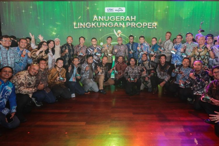 President Director & CEO Badak LNG, Achmad Khoiruddin, menerima PROPER Emas ke-15 di TMII, Jakarta, Selasa (7/4/2026).