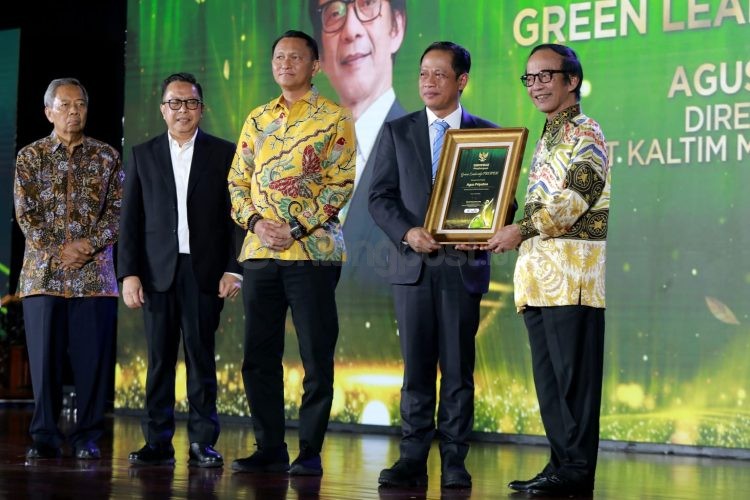 Direktur Utama PT Kaltim Methanol Industri, Agus Priyatno, menerima penghargaan Green Leadership PROPER 2025 dari Kementerian Lingkungan Hidup.