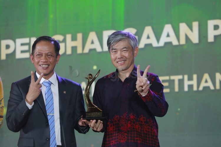 Presdir PT KMI, Aoki (kanan) saat menerima Proper Emas dari Kementerian Lingkungan Hidup Republik Indonesia.