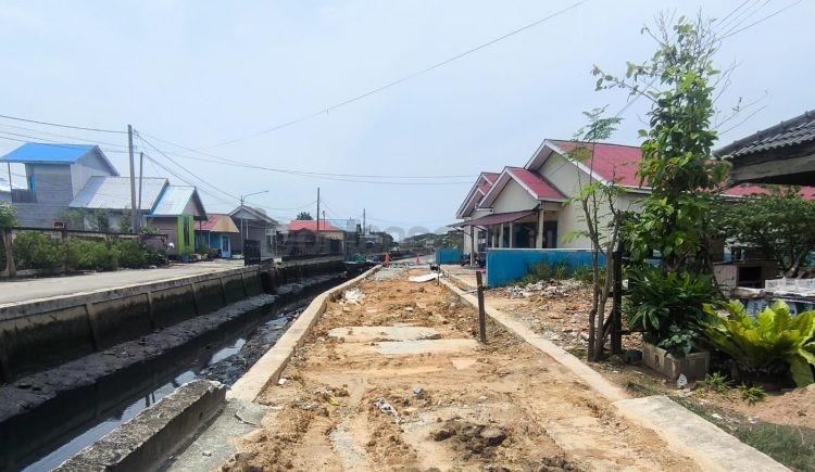 Jalan amblas di Lohan 1 RT 15, Kelurahan Tanjung Laut Indah, tepatnya di belakang Coto Makassar, Jalan Sam Ratulangi, Bontang Selatan, yang telah dibongkar. (Dwi Kurniawan Nugroho / Bontang Post)