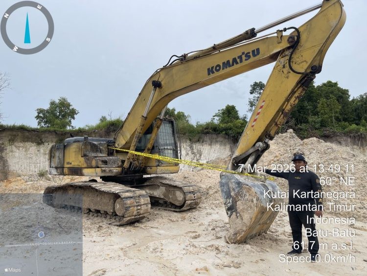 Aktivitas tambang galian C di Desa Batu-Batu, Muara Badak, dihentikan sementara oleh Polres Bontang karena diduga belum mengantongi izin operasional lengkap.