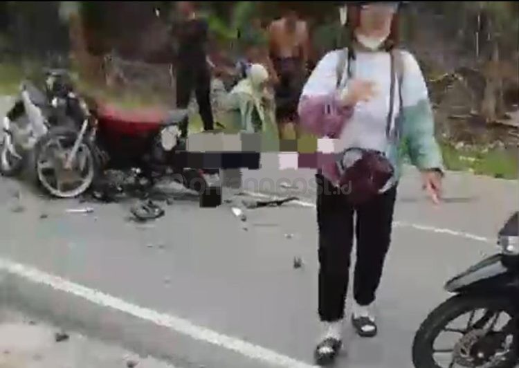 Tangkapan layar pasca kecelakaan dua sepeda motor di Desa Batu-Batu, Muara Badak, yang menewaskan tiga orang.