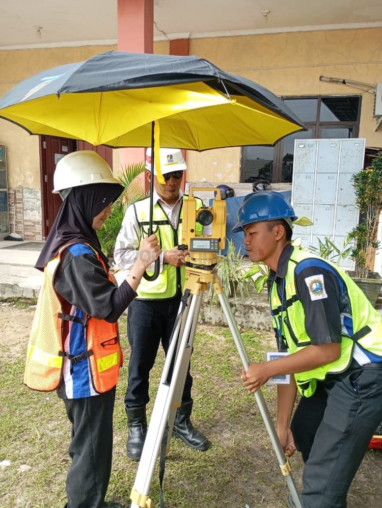 Siswa SMKN 3 Bontang mengikuti Ujian Kompetensi Keahlian (UKK) dengan pengujian langsung oleh assessor dari PAMA INDO.