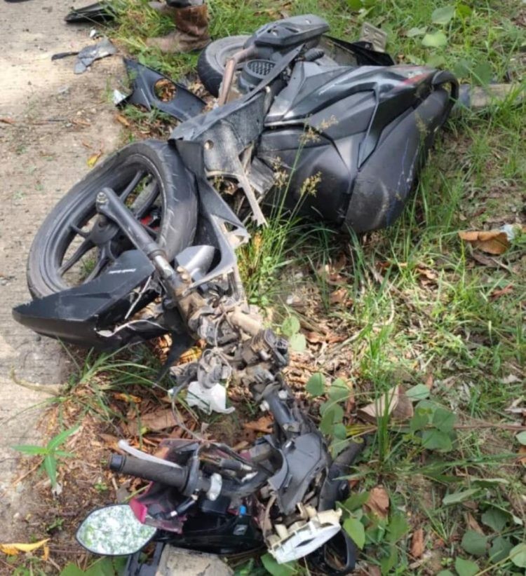Sepeda motor korban mengalami kerusakan parah di bagian depan usai kecelakaan di KM 10 Poros Bontang–Samarinda.
