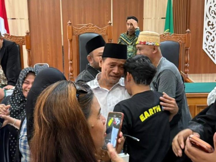 Misran Toni (kemeja putih) divonis bebas oleh majelis hakim dalam persidangan kasus pembunuhan Russell, di Muara Kate.
