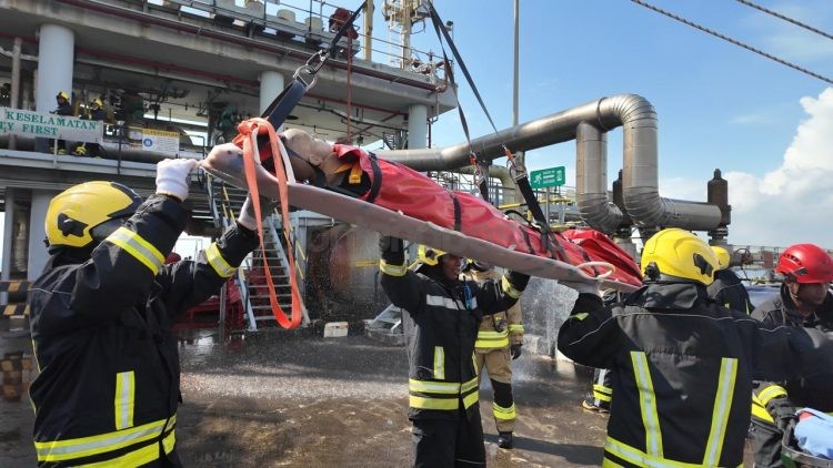 Tim pemadam Badak LNG saat melakukan simulasi penanganan kebakaran di area Loading Dock dalam latihan Major Emergency Exercise.