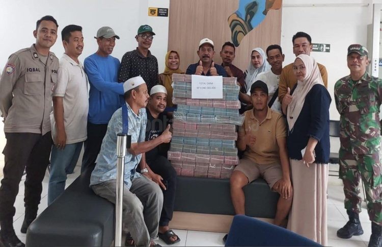 Perwakilan aliansi nelayan kerang darah menerima dana tali asih dari PT PHSS secara simbolis di Muara Badak.