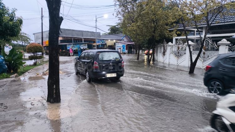 Genangan air menutup sebagian Jalan Awang Long, dekat Kantor KPU Bontang, saat hujan deras mengguyur kawasan tersebut. (Dwi Kurniawan Nugroho / Bontang Post)