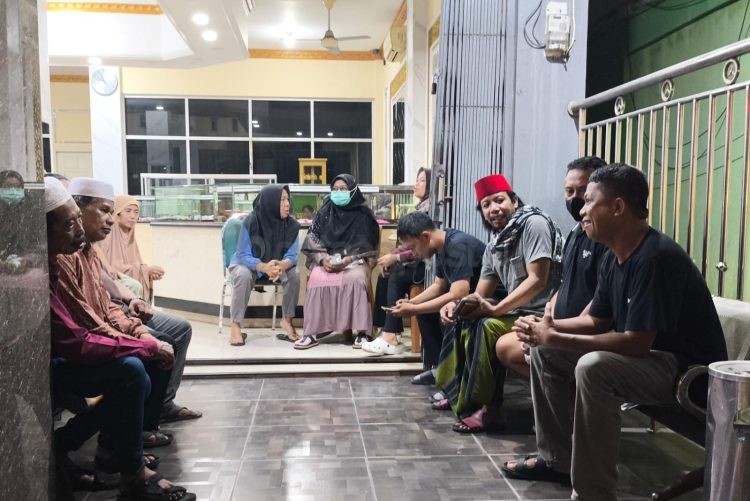 Anggota Satreskrim Polres Bontang berdialog dengan warga yang menuntut pengembalian dana investasi di kawasan Berbas.