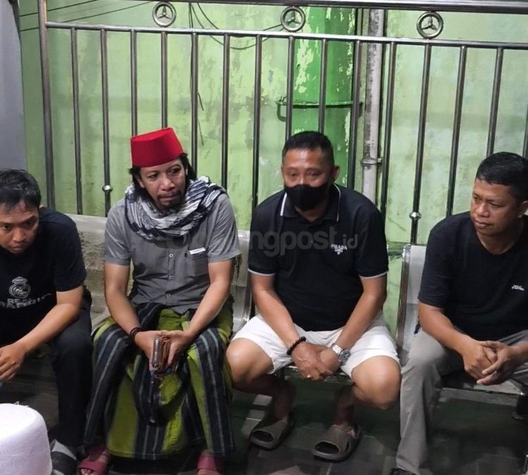 Warga bersama Wakil Ketua Komisi C DPRD Bontang Muhammad Sahib dan anggota Reskrim Polres Bontang membahas dugaan investasi bodong di Toko Emas Syukur Utama.