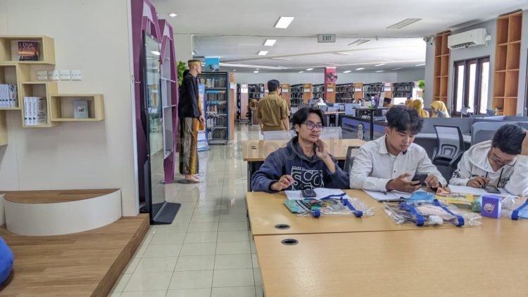 Aktivitas membaca di perpustakaan Bontang yang mengantarkan kota ini meraih peringkat pertama TKM se-Kaltim.