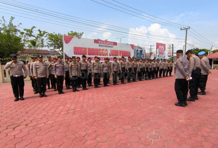 Personel Polres Bontang bersiap diberangkatkan ke Samarinda untuk memperkuat pengamanan aksi demonstrasi di Kantor Gubernur Kaltim. (Nasrullah/ Bontang Post)