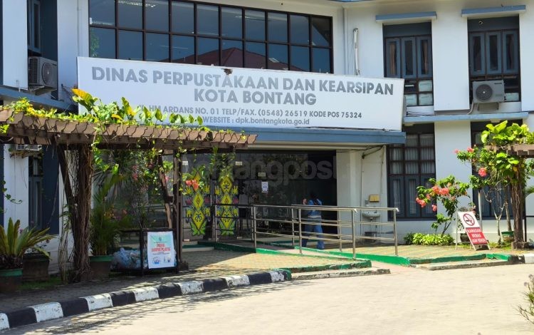 Gedung Perpustakaan Bontang yang menjadi pusat layanan literasi dan pemberdayaan masyarakat.
