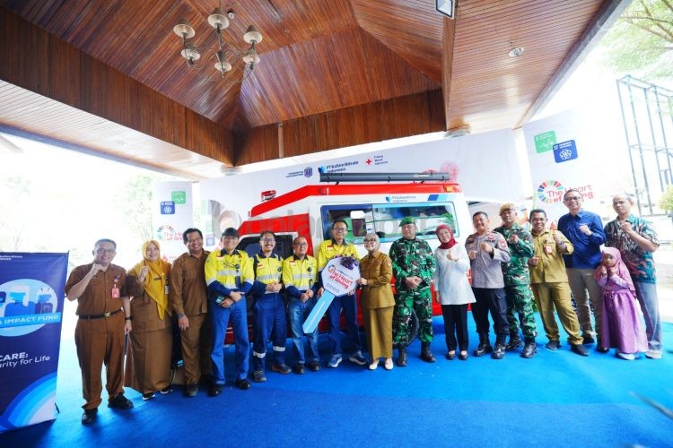 Penyerahan satu unit mobil donor darah dari PT KNI kepada PMI Kota Bontang dalam rangka program The Heart of Giving. (IST)