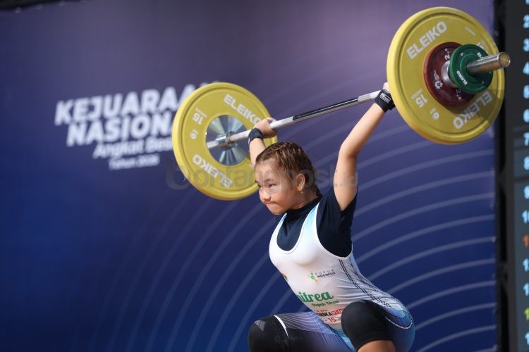 Atlet angkat besi berlaga dalam Kejurnas Senior 2026 di Bandung yang didukung PT Pupuk Indonesia