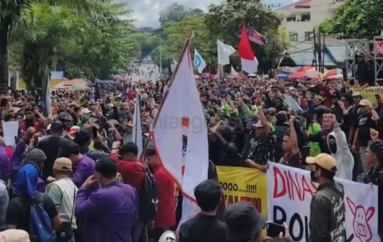 Massa dari berbagai elemen masyarakat memadati kawasan DPRD Kalimantan Timur di Samarinda, Selasa (21/4/2026), menyuarakan tuntutan terkait dugaan praktik KKN serta mendesak penguatan fungsi pengawasan legislatif. (Foto Hafiz)